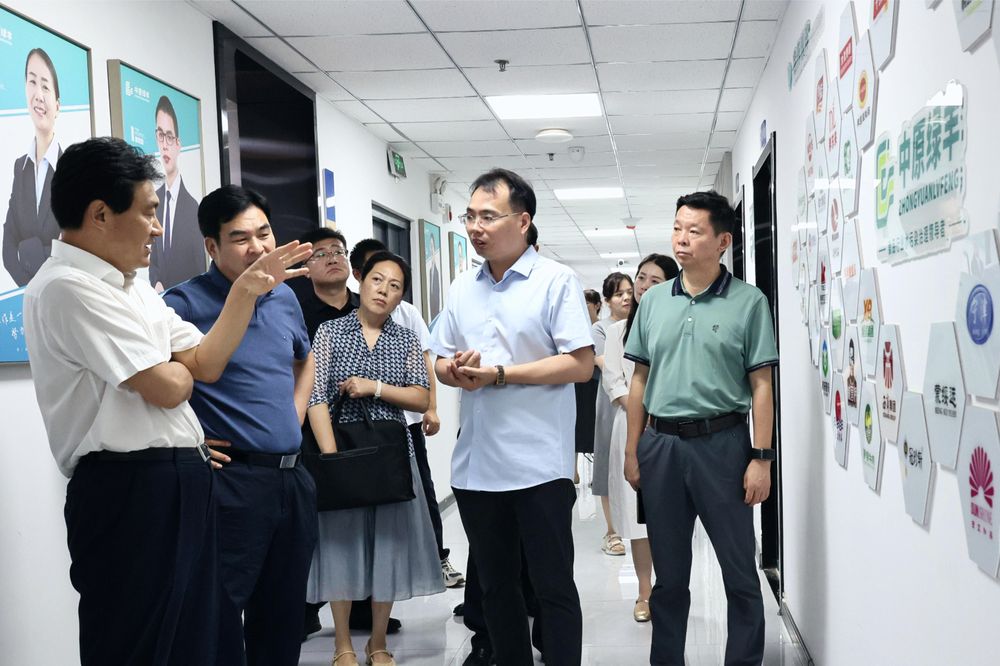 市人大常委會(huì)主任王樂(lè)新、紅旗區(qū)區(qū)委書(shū)記劉宏鋒、人大常委會(huì)主任趙建軍等領(lǐng)導(dǎo)一行 蒞臨公司調(diào)研工作